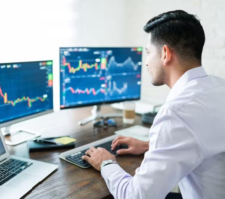 协作中的交易团队正在查看业绩图表